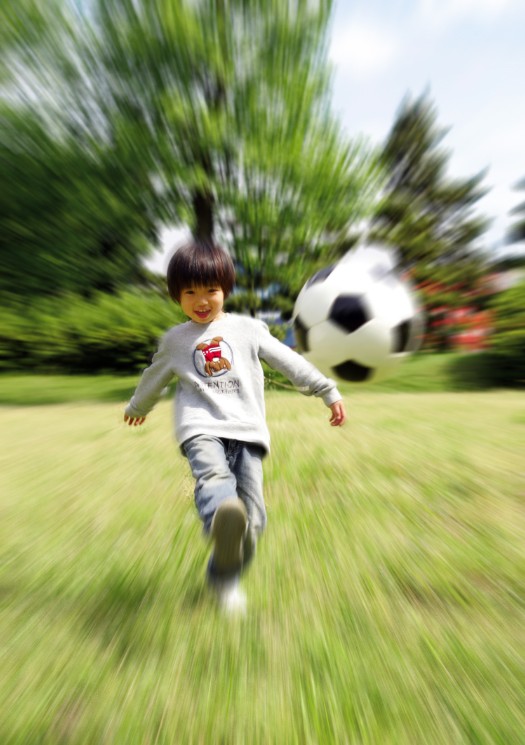 photoshop制作小孩踢球动感效果 全福编程网