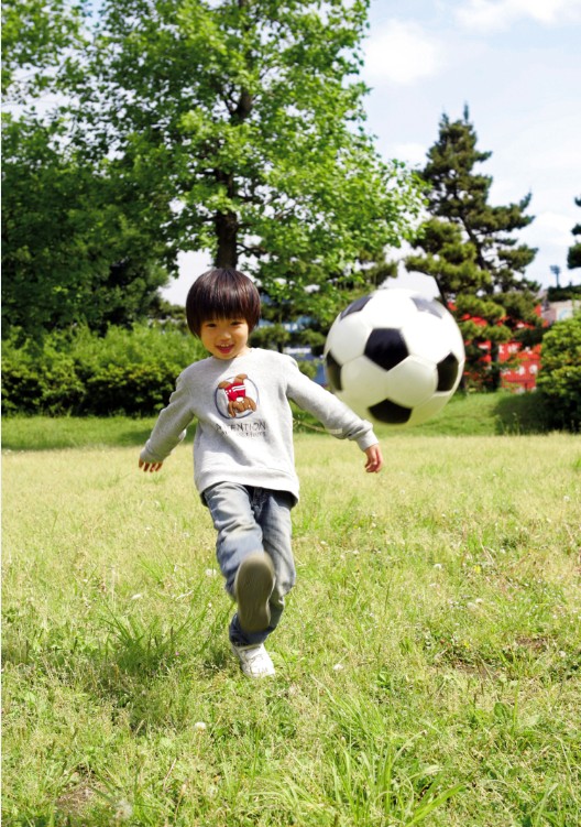 photoshop制作小孩踢球动感效果
