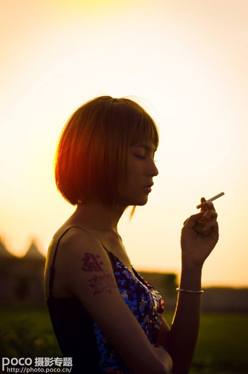 PS给逆光美女加上柔和的透射阳光