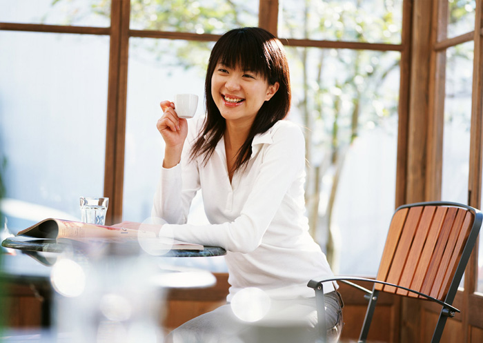 Photoshop给室内美女加上甜美柔和的黄青色 全福编程网