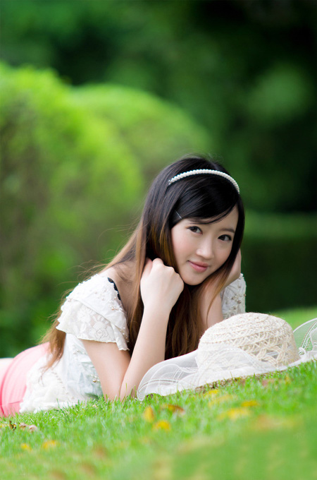 Photoshop打造柔和的古典红褐色外景美女图片 全福编程网