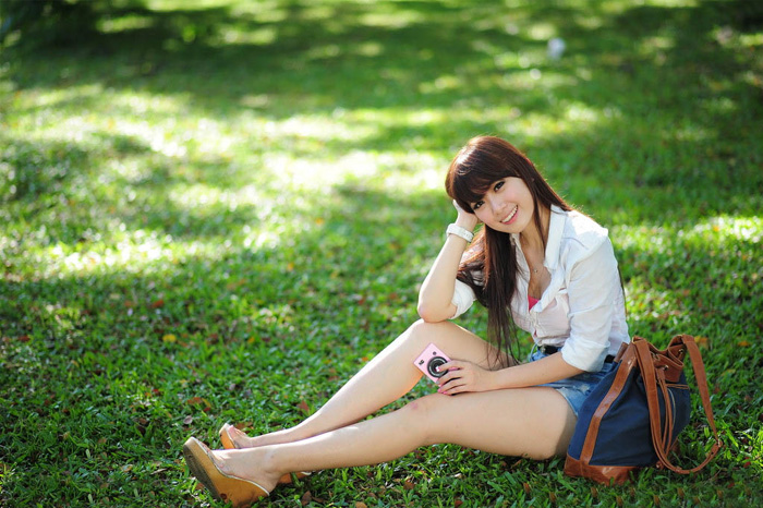 Photoshop打造甜美柔和的暖褐色草地美女图片 全福编程网