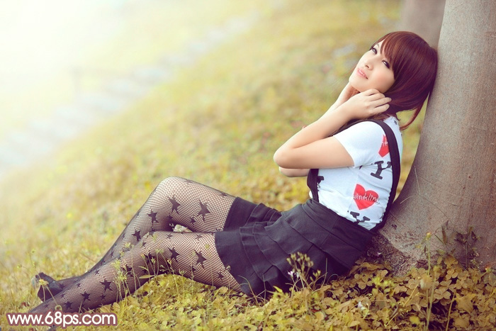 Photoshop给依靠树干的美女加上早秋黄褐色 全福编程网